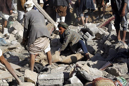 Hiện trường một vụ không kích ở Yemen.